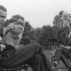 Jan Lenica i Henryk Tomaszewski w Hyde Parku, Londyn, 1954, fot. dzięki uprzejmości Juliusza Zamecznika i Fundacji Archeologii Fotografii (źródło: materiały prasowe organizatora)