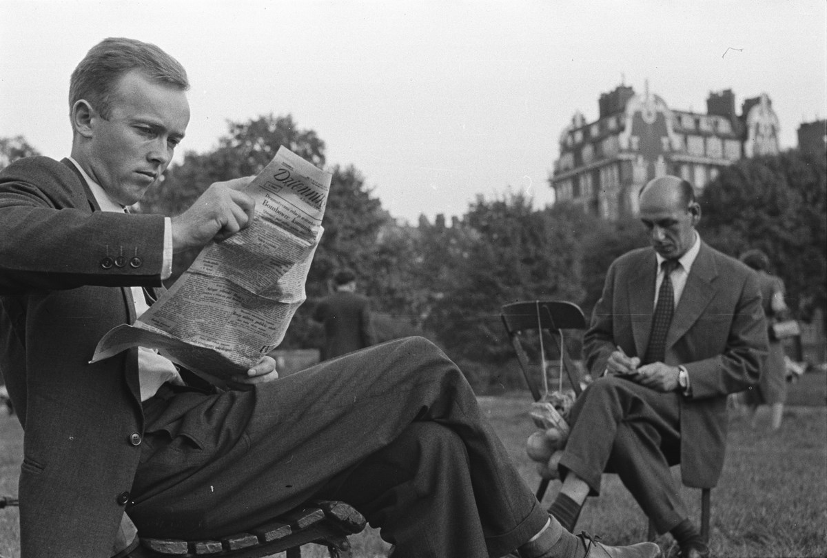 Jan Lenica i Henryk Tomaszewski w Hyde Parku, Londyn, 1954, fot. dzięki uprzejmości Juliusza Zamecznika i Fundacji Archeologii Fotografii (źródło: materiały prasowe organizatora)