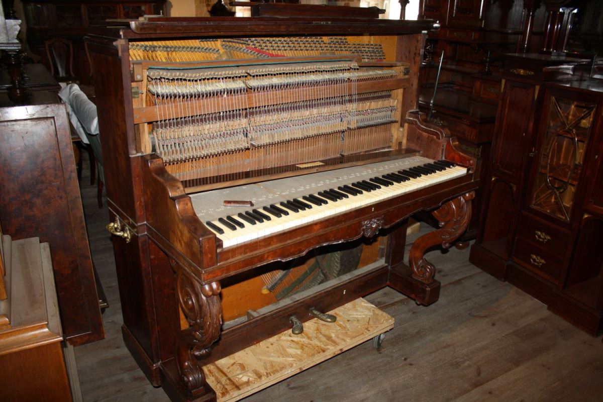 Pianino marki Pleyel&Comp z lat 60. XIX wieku przed konserwacją, fot. z arch. MZKiD we Włocławku (źródło: materiały prasowe)