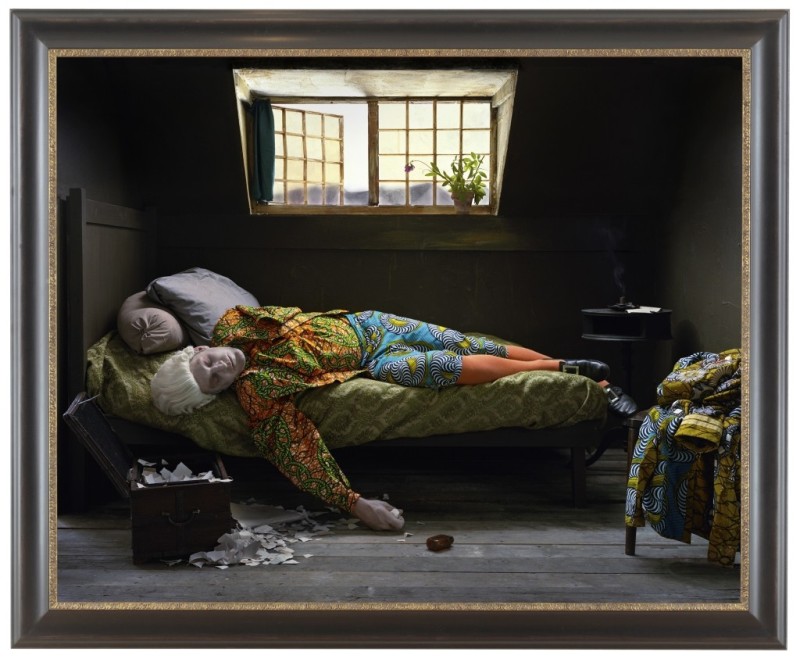 Yinka Shonibare, MBE, „Fake Death Picture” („The Death of Chatterton – Henry Wallis”), 2011. Digital chromogenic print. Framed: 58 5/8 x 71 1/4 inches (źródło: materiały prasowe organizatora)