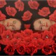 Irena Nawrot, ”Autoportret w czerwieniach III”, 2012, fotografia barwna, cyfrowa, sztuczne kwiaty, lakier, 65x140 cm (źródło: materiały prasowe organizatora)