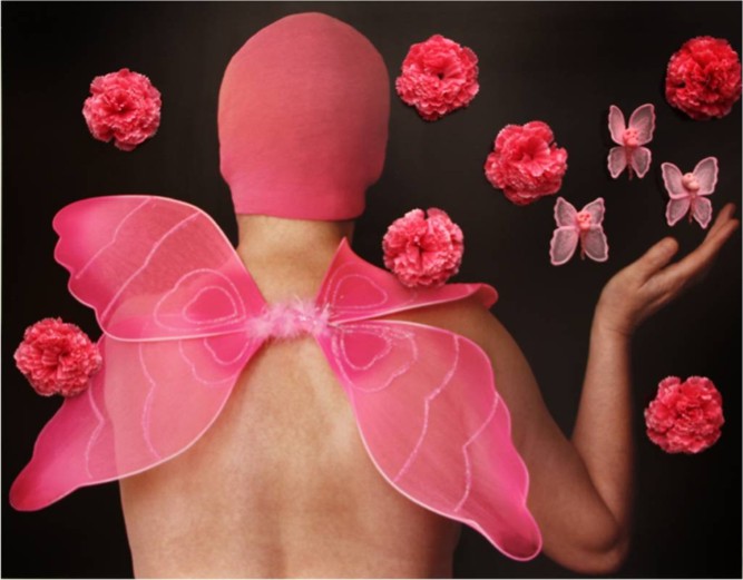 Irena Nawrot, ”Autoportret z motylami I”, 2013, fotografia barwna, sztuczne kwiaty, obiekty, 70x88 cm (źródło: materiały prasowe organizatora)
