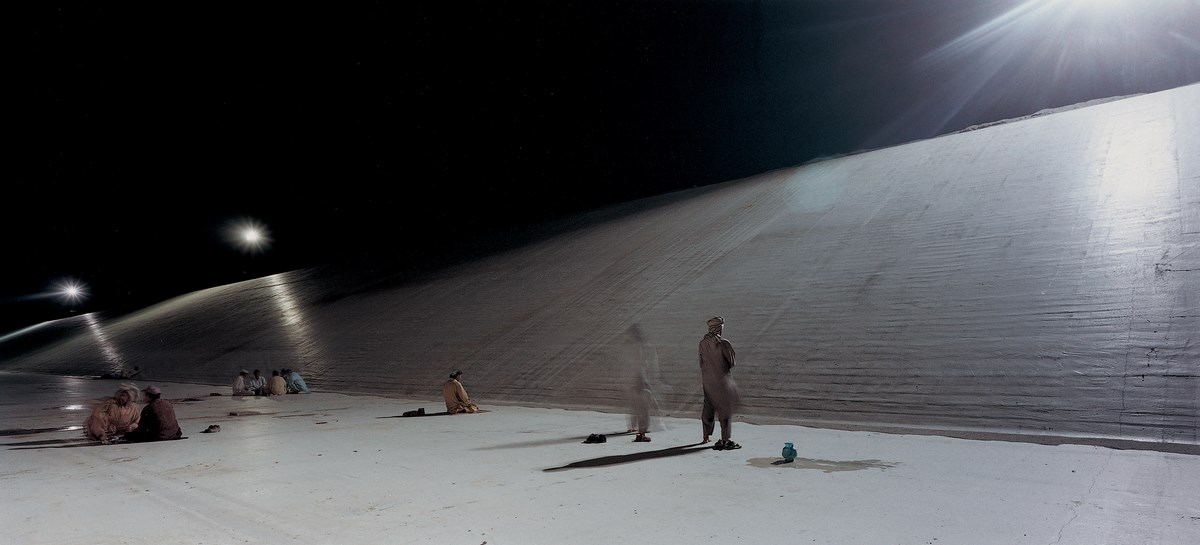 Armin Linke, „Ghazi Barotha, hydroelectric scheme, workers praying”, Hattian Pakistan 1999. Photo: Armin Linke. Copyright: Armin Linke (źródło: materiały prasowe organizatora)