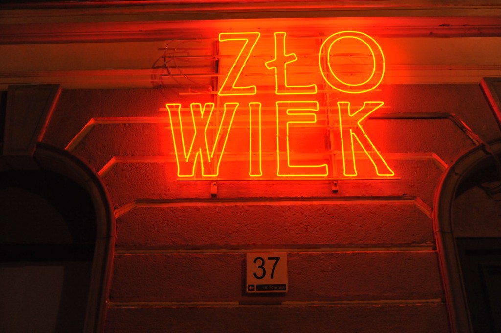 Hubert Czerepok, neon, „Człowiek”. Materiały GGM – fot. Marek Frankowski (źródło: materiały prasowe organizatora)