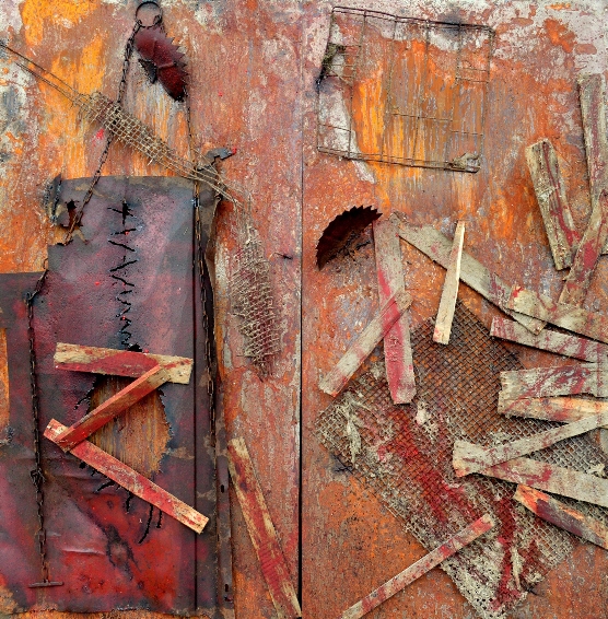 Kacper Piskorowski, „Bez tytułu 10”, technika mieszana, olej na blasze, siatka, druty, aluminium, blachy, drewno, łańcuch, 200x200 cm, 2013 (źródło: materiały prasowe organizatora)