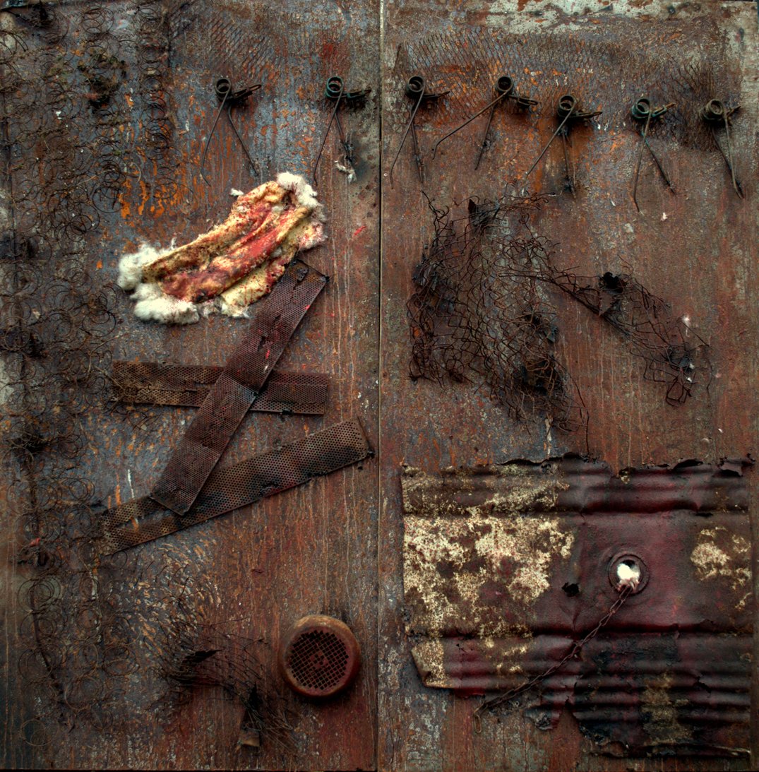 Kacper Piskorowski, „Bez tytułu 9”, technika mieszana, farba olejna, siatka, druty, blachy, aluminium, skóry zwierzęce, 200x200 cm, 2013 (źródło: materiały prasowe organizatora)