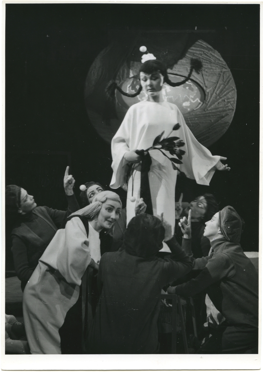 „Księżniczka Turandot” Carlo Gozzi, reż. Krystyna Skuszanka i Jerzy Krasowski, scen. Józef Szajna, 21.01.1956, fot. Adam Drozdowski, w środku: Marianna Gdowska (Turandot) (źródło: mat. prasowe)