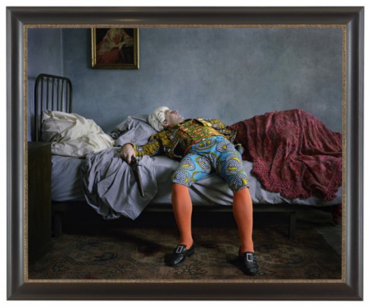 Yinka Shonibare „Fake Death Picture” („The Suicide – Manet”), 2011. Digital chromogenic print. Framed: 58 1/2 x 71 1/4 inches (źródło: materiały prasowe organizatora)