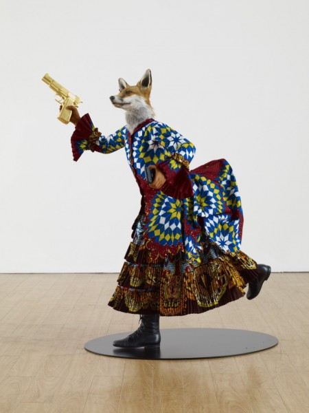 Yinka Shonibare „Revolution Kid (fox girl)”, 2012. Mannequin, Dutch wax printed cotton, fibreglass, leather, taxidermy fox head, steel base plate, BlackBerry and 24 carat gold gilded gun 44 x 36 x 30 inches (źródło: materiały prasowe organizatora)