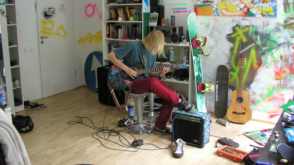 Zuzanna Janin, „All that Music!/ Cała ta muzyka (Ignacy B.)”, 2009, instalacja video, 6 projekcji symultanicznych (pliki cyfrowe), wł. artystki (źródło: materiały prasowe organizatora)
