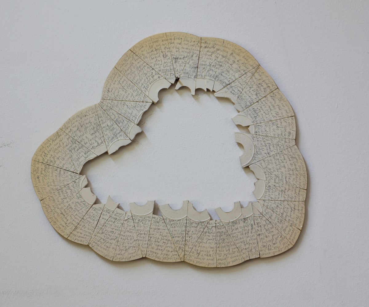 Zuzanna Janin, „Music II”, 2012, cięte krążki DVD, płyta mdf, akryl, ołówek, 30 x 30cm, wł. artystki (źródło: materiały prasowe organizatora)