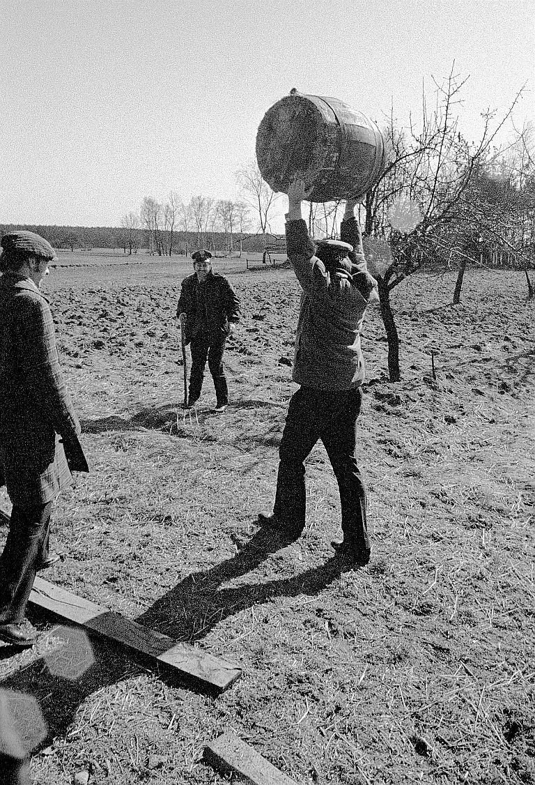 Andrzej Baturo, z fotoreportażu „Akcja bimber”, 1975 (źródło: materiały prasowe organizatora)