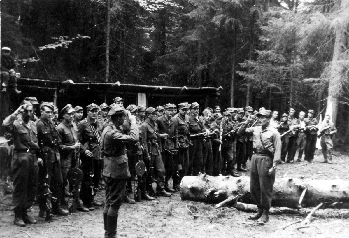 Oddział ochrony sztabu zgrupowania mjr. Józefa Kurasia „Ognia”, lato 1946, wł. IPN (źródło: materiały prasowe)