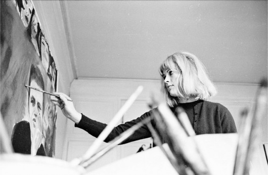 Pauline Boty, „Painting Derek Marlowe with unknown ladies”, fot. Michael Seymour (źródło: materiały prasowe organizatora)