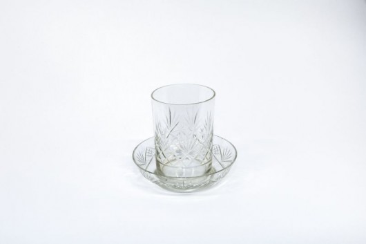 Szklanka kryształowa ze spodkiem, lata 30. XX wieku, Huta Szkła w Zawierciu, fot. Tom Swoboda (źródło: materiały prasowe organizatora)
