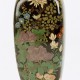 Flakonik z peoniami i chryzantemami, Japonia, 1910–1920, emalia komórkowa (źródło: materiały prasowe muzeum)