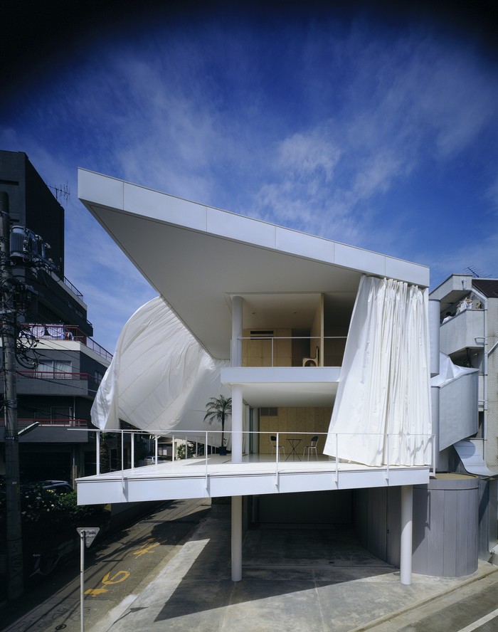 Curtain Wall House, 1995, Tokyo, Japan, fot. Hiroyuki Hirai (źródło: materiały prasowe organizatora)