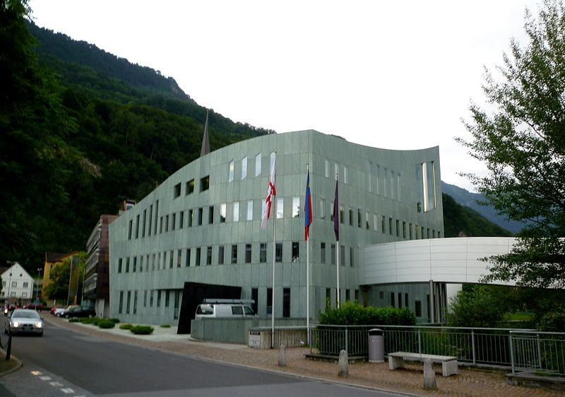 Centrum Bank w Vaduz, stolicy Liechtensteinu, proj. Hans Hollein (źródło: Wikimedia Commons)