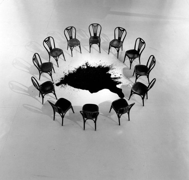 Jannis Kounellis, „Untitled”, 2007. Mixed media, dimensions variable. Installation view, Foundation Pomodoro, Milan. Courtesy: the artist, © Photo: Manolis Baboussis (źródło: materiały prasowe organizatora)