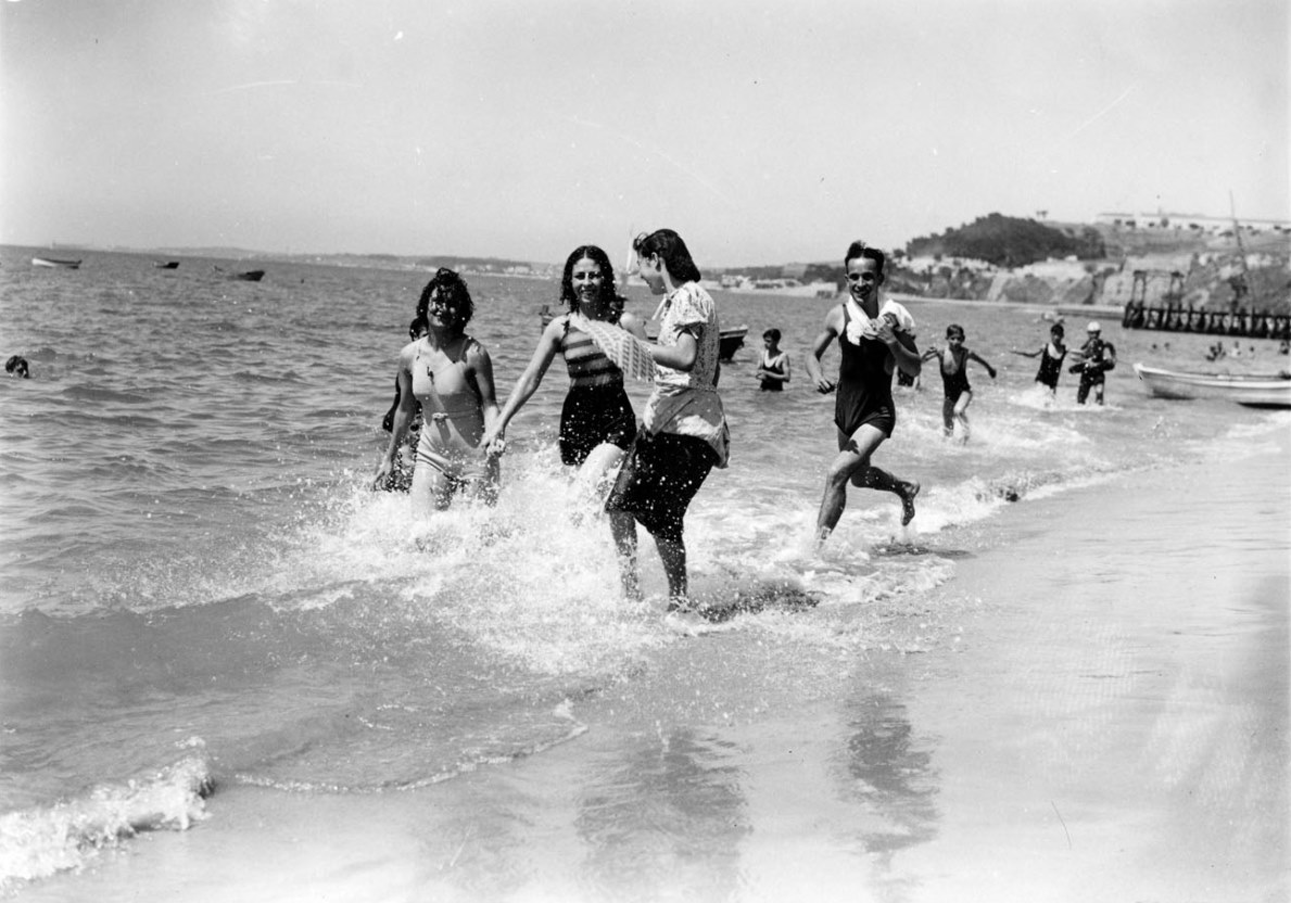 Na plaży w Cruz Quebrada, 1940, Archiwum dziennika „O Século”, autor nieznany (źródło: mat. prasowe)