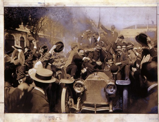 Rewolucjoniści z 5 października świętują zwycięstwo, Lizbona, 5 października 1910, Archiwum Miejskie Lizbony, autor: Joshua Benoliel (źródło: mat. prasowe)