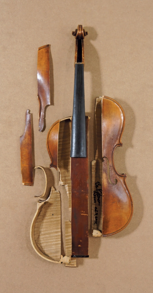 Ben Patterson, Violin Piece(by Name June Paik), 2012, object/object, 75,8 x 40 cm (źródło: materiały prasowe organizatora)