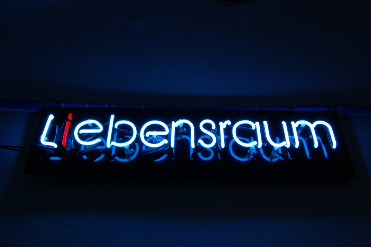 Krzysztof Polkowski, „Libensraum – L Ebensrau”, neon (źródło: materiały prasowe organizatora)