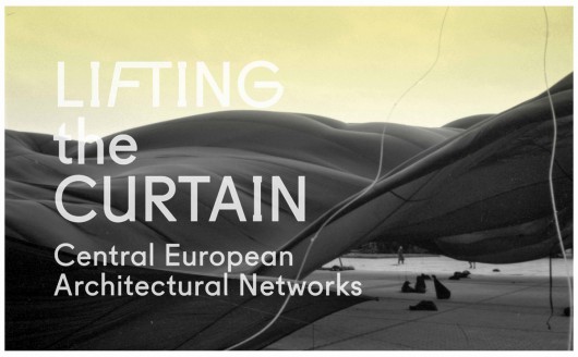 „Lifting the Curtain. Środkowoeuropejskie sieci architektoniczne”. Zdjęcie Chmury z Makroinstalacji Jacka Damięckiego na placu J. Piłsudskiego,1994. Dzięki uprzejmości autora