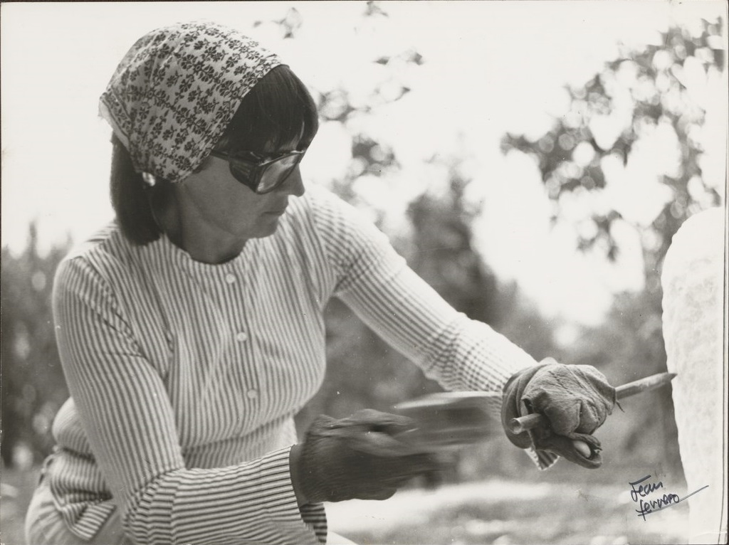 Maria Papa podczas pracy, Boissano 1970, fot. Jean Ferrero – fotografia z Archiwum Mikołaja Rostkowskiego (źródło: materiały prasowe organizatora)