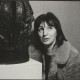 Maria Papa obok rzeźby z brązu „Wojownik”, 1963/1964, fot. Claude Magelhaes – fotografia z Archiwum Mikołaja Rostkowskiego (źródło: materiały prasowe organizatora)