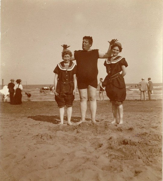 Na plaży, ok. 1910 r., fot. nieznany, MHK-13938/IX (źródło: materiały prasowe)
