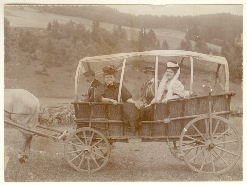 Powrót z górskiej wycieczki – konny wóz „turystyczny”, ok. 1900 r., fot. nieznany, MHK-13481/IX (źródło: materiały prasowe)