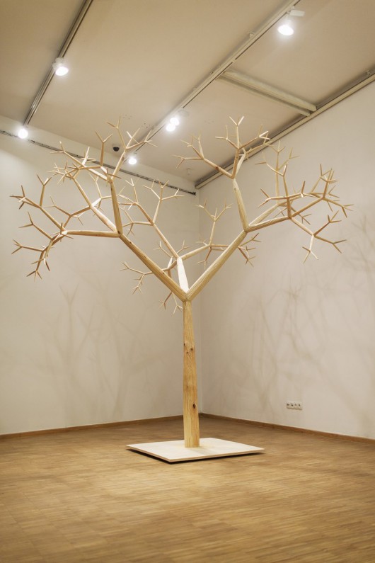 Szymon Kobylarz, „Fraktal” („Drzewo”), 2014 r. rzeźba, drewno, StudioFILMLOVE (źródło: materiały prasowe organizatora)