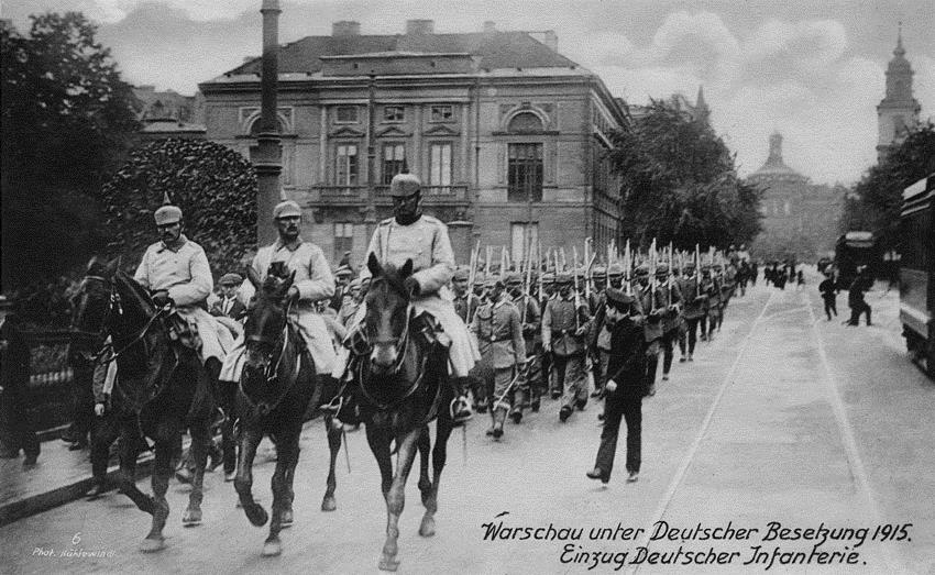 Warszawa 1915, niemiecka piechota na Krakowskim Przedmieściu, fot. Ośrodek Karta (źródło: materiały prasowe)