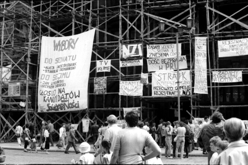 Baner wyborczy wywieszony w maju 1989 r. na rusztowaniu remontowanego Dworu Artusa, fot. R. Stasiak (źródło: materiały prasowe organizatora)