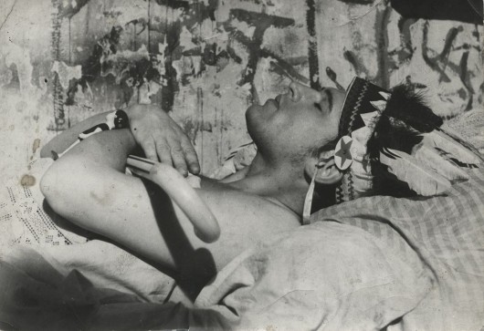 Krzysztof Niemczyk z laską podarowaną przez Tadeusza Kantora, przed 1970 r. Archiwum Moniki Niemczyk (źródło: materiały prasowe organizatora)