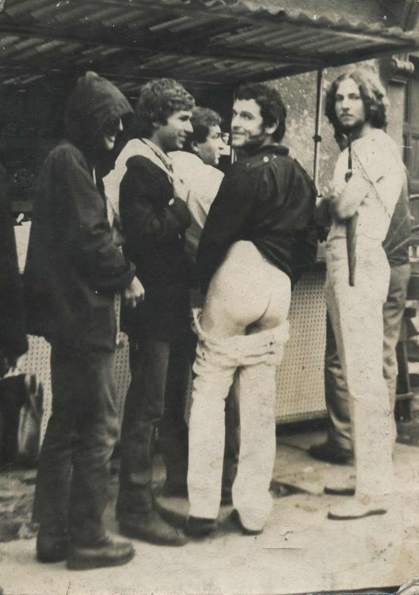 Krzysztof Niemczyk, akcja „odsłanianie pośladków”, ok. 1970. Archiwum Moniki Niemczyk (źródło: materiały prasowe organizatora)