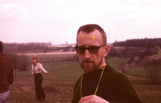 Oskar Hansen podczas gry plenerowej w Skokach, 1972, fot. Wiktor Gutt, (C) Wiktor Gutt (źródło: materiały prasowe organizatora)