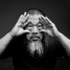 Ai Weiwei, 2012, fot. Gao Yuan, dzięki uprzejmości neugerriemschneide (źródło: materiały prasowe organizatora)