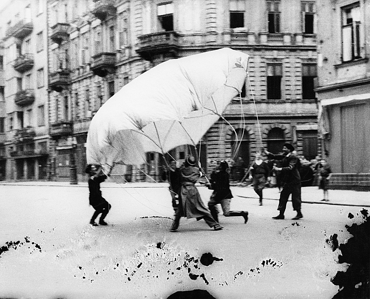 Fot. Jerzy Tomaszewski. Zrzut broni. Ulica Bracka (źródło: materiały prasowe organizatora)