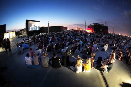 Kino Letnie na dachu DH Renoma, Wrocław (źródło: materiały prasowe organizatora)
