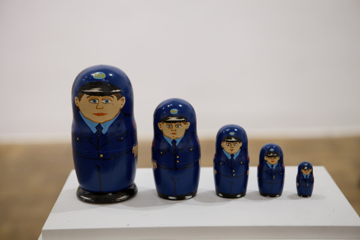 Ksenia Hnylytska, „Policyjne matrioszki”, 2013, technika mieszana, wysokość 18 cm (źródło: materiały prasowe organizatora)