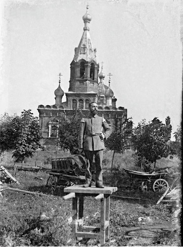 Landszturmista na tle cerkwi. Fot. z kolekcji Jána Vozára (źródło: materiały prasowe)