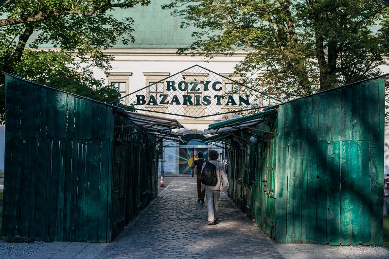 Instalacja Różyc-Bazaristan przed CSW w Warszawie (źródło: materiały prasowe organizatora)