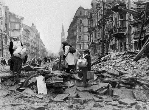 Warszawa, październik 1944. Mieszkańcy miasta na resztkach barykady na ulicy Marszałkowskiej – opuszczają miasto po kapitulacji. Fot. ze zbiorów Ośrodka KARTA / udostępnił Władysław Bartoszewski (źródło: materiały prasowe)