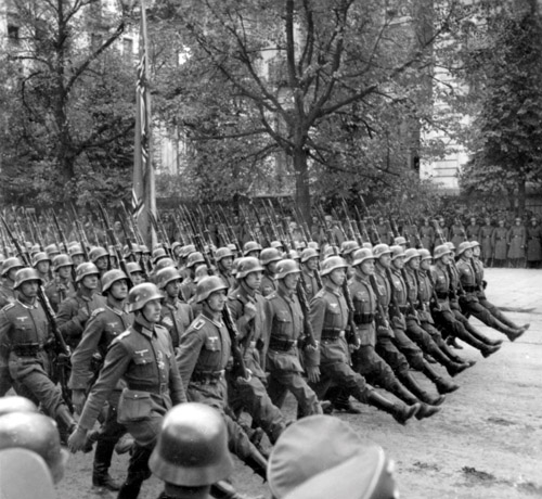 Żołnierze Wehrmachtu. Fot. ze zbiorów Ośrodka KARTA (źródło: materiały prasowe)