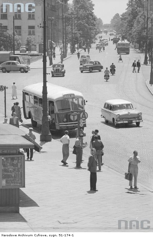 Narodowe Archiwum Cyfrowe. Sygnatura: 51-174-1. Tytuł tematu: Autobusy komunikacji miejskiej na placu Trzech Krzy¿y w Warszawie. Data: Rok 1957. Miejsce: Warszawa. Autor: Siemaszko Zbyszko (źródło: materiały prasowe organizatora)