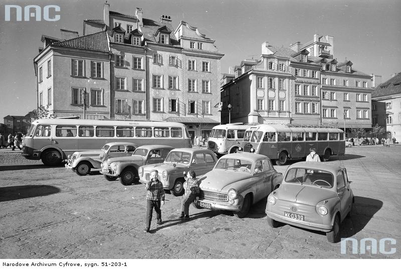 Narodowe Archiwum Cyfrowe. Sygnatura: 51-203-1. Tytuł tematu: Samochody osobowe na placu Zamkowym w Warszawie. Data: Rok 1963. Miejsce: Warszawa. Autor: Siemaszko Zbyszko (źródło: materiały prasowe organizatora)