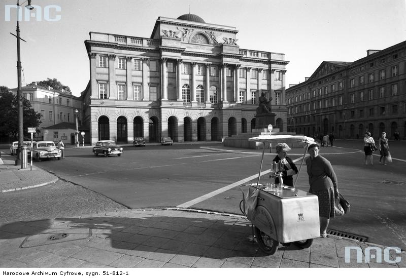 Narodowe Archiwum Cyfrowe. Sygnatura: 51-812-1. Tytuł tematu: Pałac Staszica przy ulicy Nowy Świat 72 w Warszawie. Data: lata 1960 - 1970. Miejsce: Warszawa. Autor: Siemaszko Zbyszko (źródło: materiały prasowe organizatora)