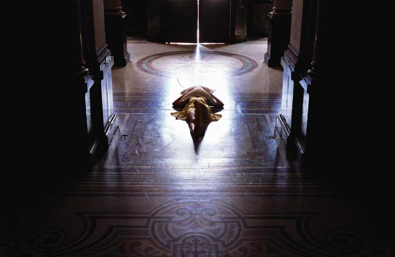 Agata Michowska „Suicide in a Museum”, c print dibond, sound, 2007 (źródło: materiały prasowe)